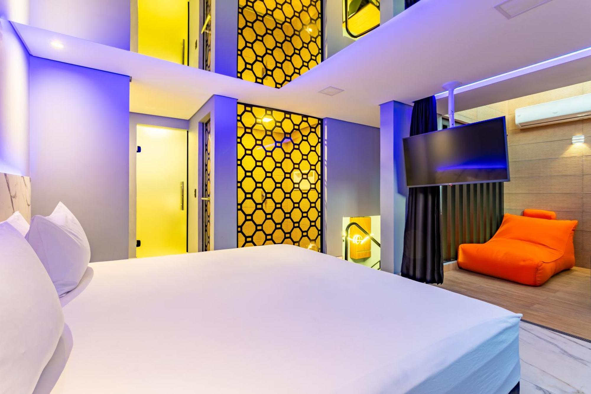 Love hotel Drops